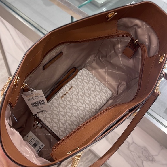 MICHAEL KORS LARGE X CHAIN SHOULDER TOTE 
& 
LARGE DOUBLE ZIP WALLET WRISTLET - Picture 12 of 16